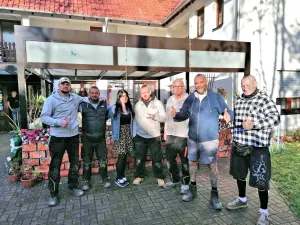 Die Harten Hunde vor der Pension